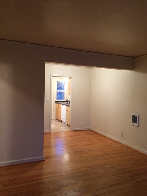 Building Photo - 4-plex Cottage 700 sf- Hardwoods-Granite-D...