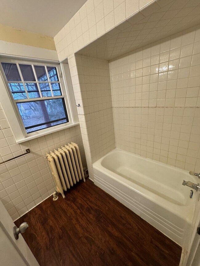 Building Photo - Large Historic 3 Bed House,