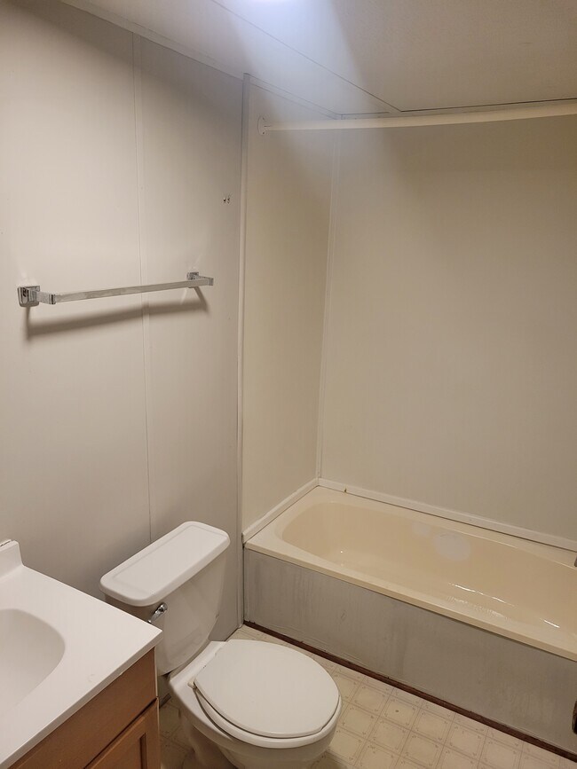 Bath - 1191 Evergreen Ln