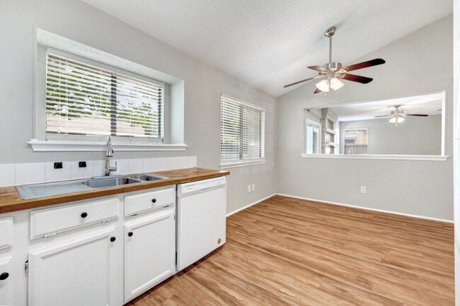 Building Photo - 2102 Bluebonnet Dr