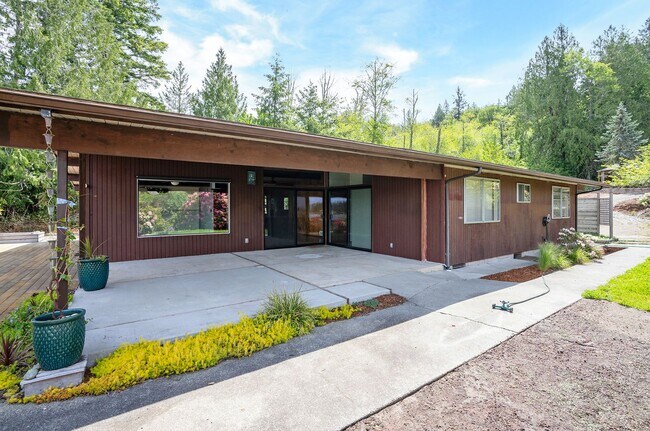 Building Photo - 3-Bed Waterfront Home in Vaughn