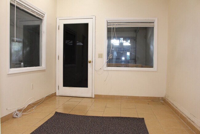 Building Photo - 3036 Dellcrest Pl