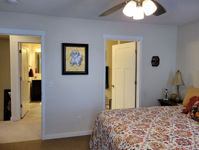 Building Photo - 2 Level Townhome