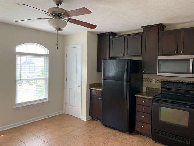 Building Photo - Three Level Townhome off Wards Road