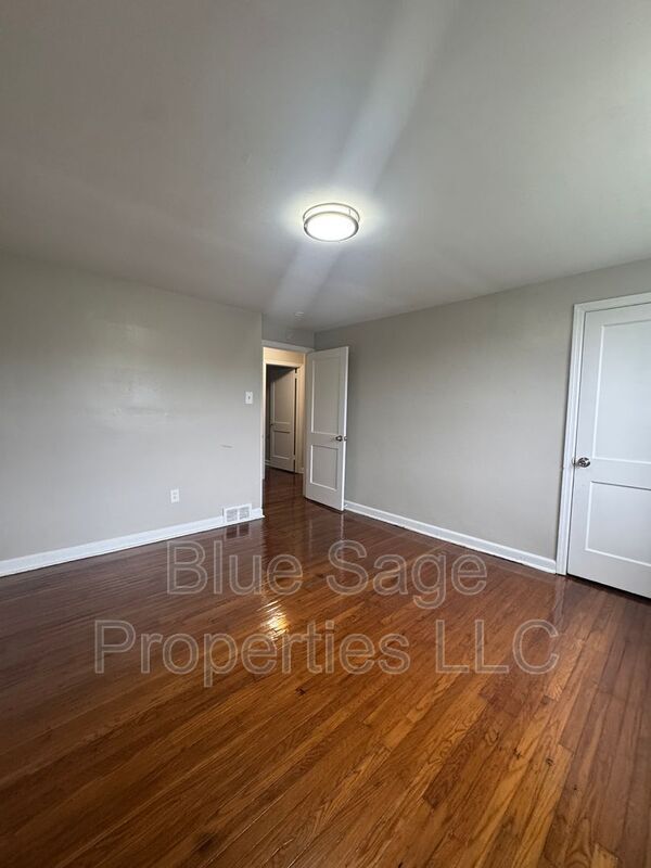 Building Photo - 554 S 4th St
