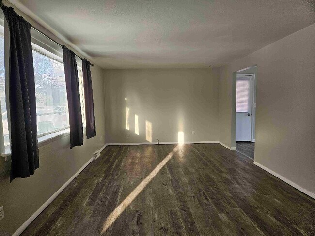 Building Photo - 610 1/2 Sunflower Dr