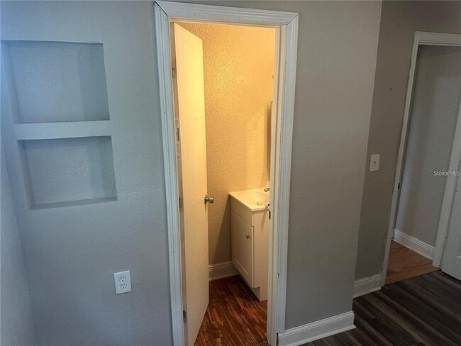 Building Photo - 850 E 19th St