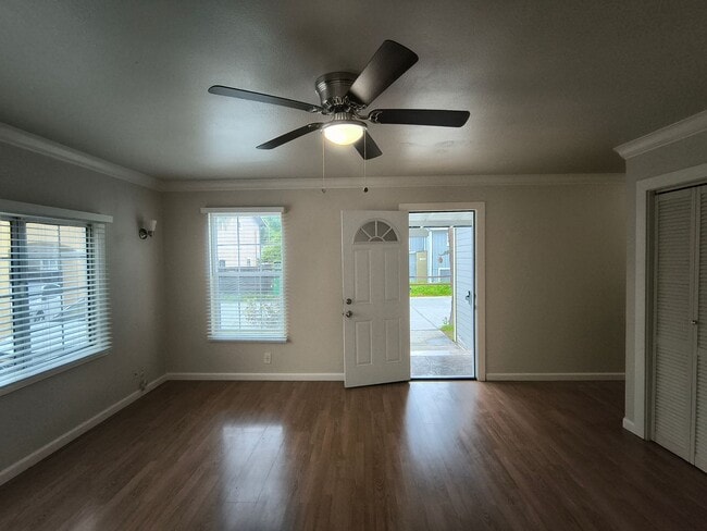 Building Photo - 2Bed/1Bath Single Family Home Located In Private Area Near East 14th St. San Leandro, Ca.