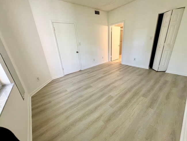 Building Photo - 640 Cypress Club Way