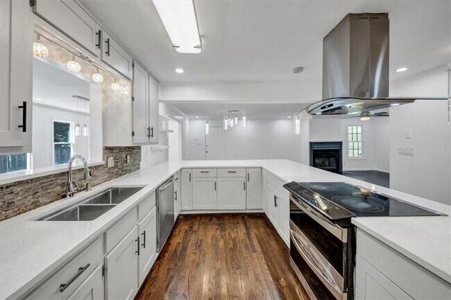 Building Photo - 172 Oak Forest Dr