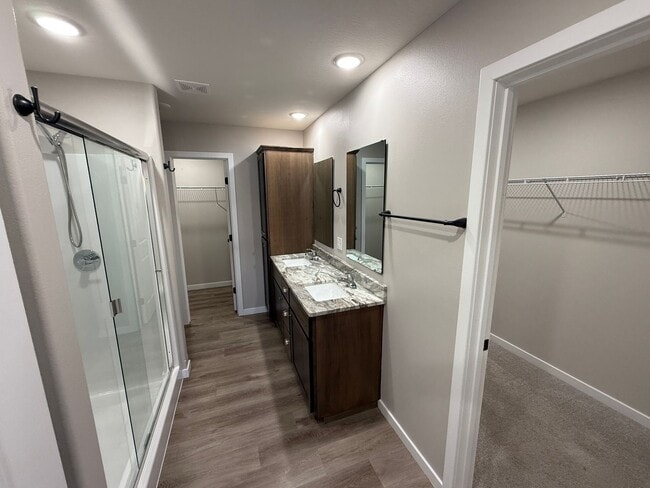 Building Photo - Spacious 5-Bedroom Walkout Basement Home i...