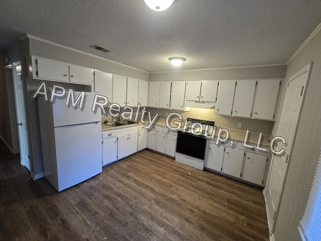 Building Photo - Four-bedroom house off North Main