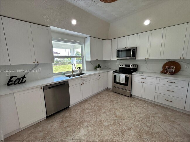 Building Photo - 6611 SW 99th Ave