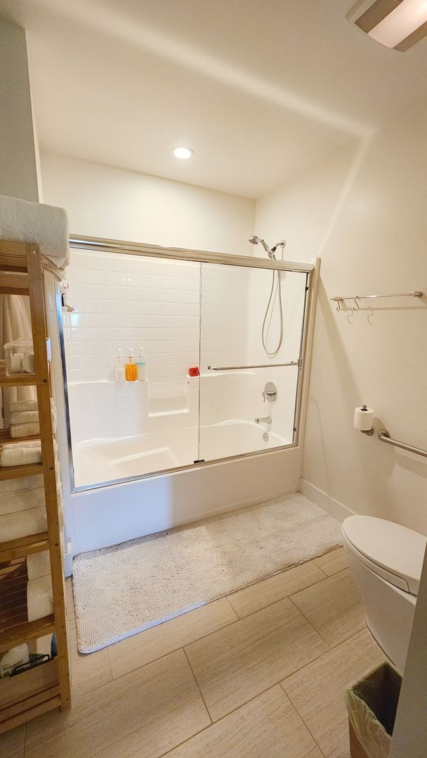 Building Photo - Incredible Top-Floor 1BR with Skyline View...