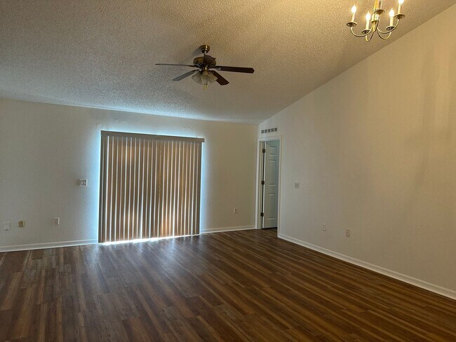 Building Photo - Move in condition 3 Bedroom 2 Bath 2 Car Garage Call Carole Arcaro 386-216-4900 Deltona Lakes Realty