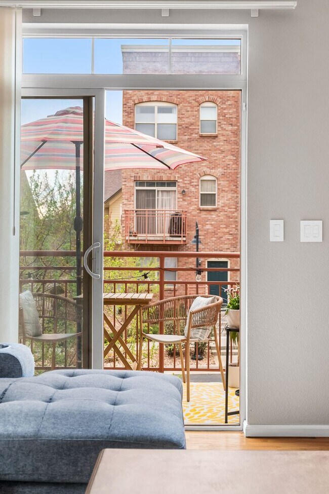 Building Photo - Modern 2-Bed, 2.5-Bath Corner Unit in Arva...