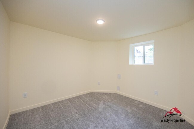 Building Photo - 542 NE Brazee St