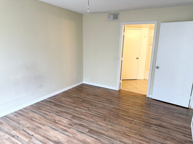 Building Photo - Spacious and Beautiful - Unfurnished 2/2 at Villas Del Sol !