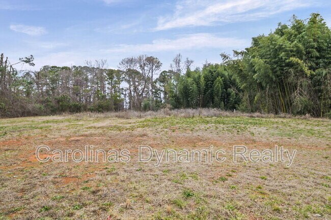 Building Photo - 916 S Battleground Ave