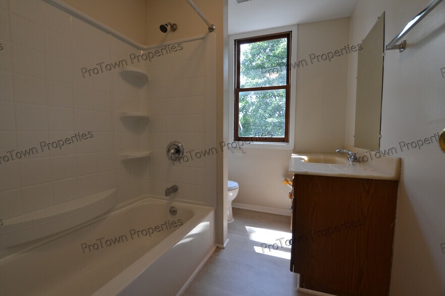 Building Photo - 1067 N May St