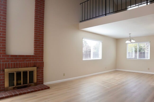 Building Photo - Splendid 3-bedroom home + Bonus Loft located in Fremont! – New flooring!