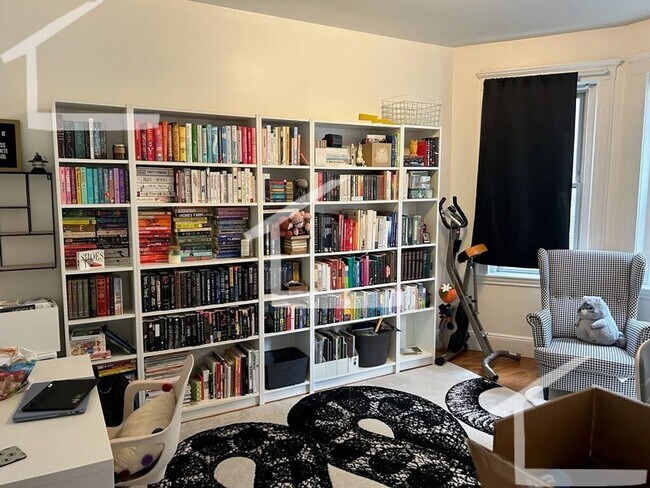 Building Photo - 9/1 No Fee! Charming 2BR condo located near Allston/Brookline border