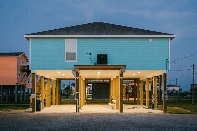 Building Photo - 305 Jettyview Rd