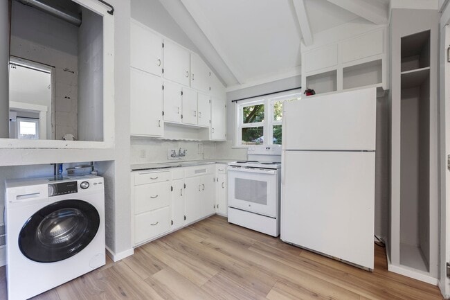 Building Photo - MOVE IN READY! A/C home with 2 bed, 1 bath...