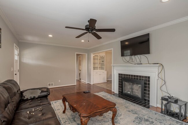 Building Photo - Fall '24 - Close to campus - 3 bed/2 bath ...