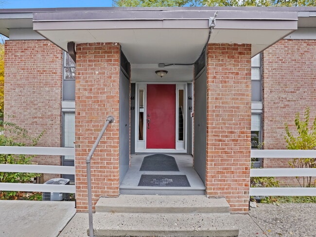 Building Photo - 160 Fairfield Woods Rd