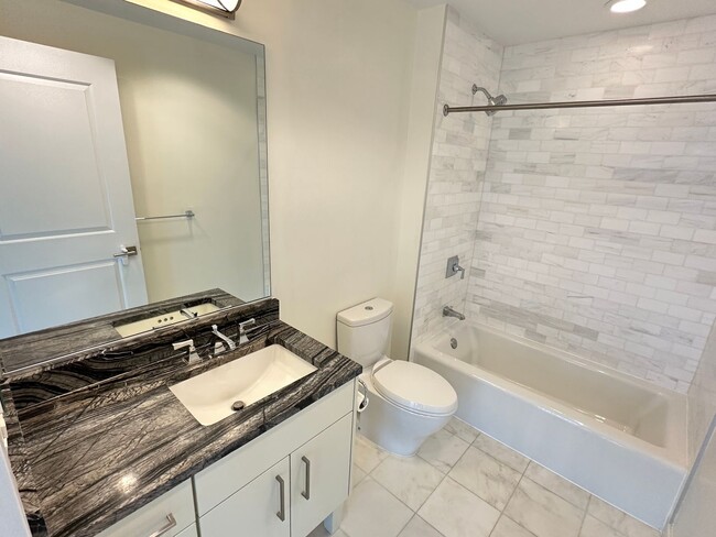 Building Photo - Stunning 2 bed (Primary bedroom + den w/cl...