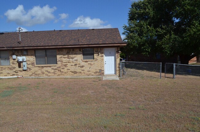 Building Photo - 201 Horseshoe Dr