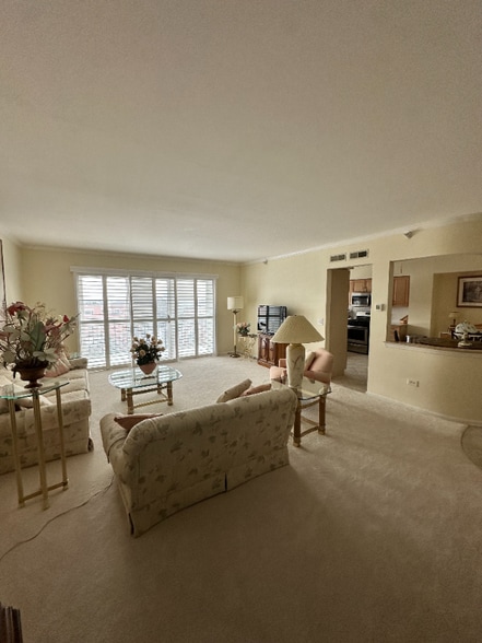 Building Photo - 650 S River Rd