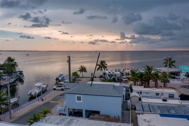 Building Photo - 325 Calusa St