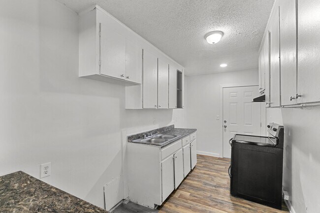 Building Photo - 1360 N Range St