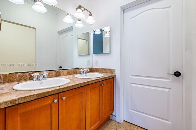 Building Photo - 2819 Coconut Ave