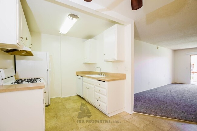 Building Photo - Charming 1-bedroom, 1-bath Condo in Huntington Beach
