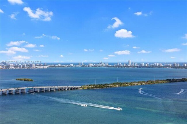 Building Photo - 700 NE 24th St