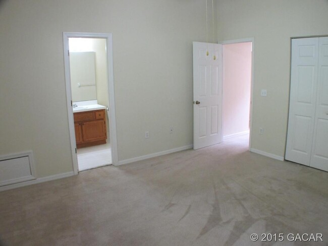 Building Photo - Spacious 2/2 Condo Avaiable now! Move in s...
