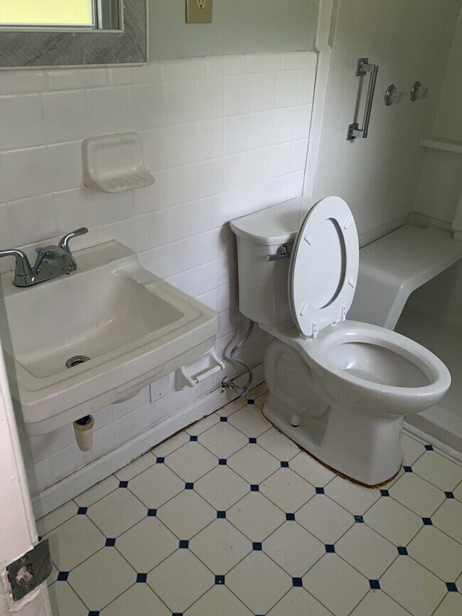 Building Photo - "Charming 3-Bed, 2-Bath Home at 109 Calhoun Ave: Your Serene Retreat in Pendleton!"