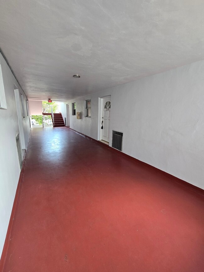 Building Photo - 120 ROYAL PALM Rd