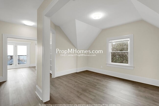 Building Photo - Updated Lair Hill Victorian with Willamette River & Mt Hood Views!