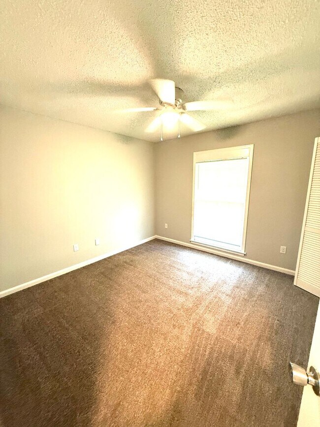 Building Photo - ** 3 Bed 2 Bath located off Eastern Blvd ** call (334) 366-9198 for a self showing