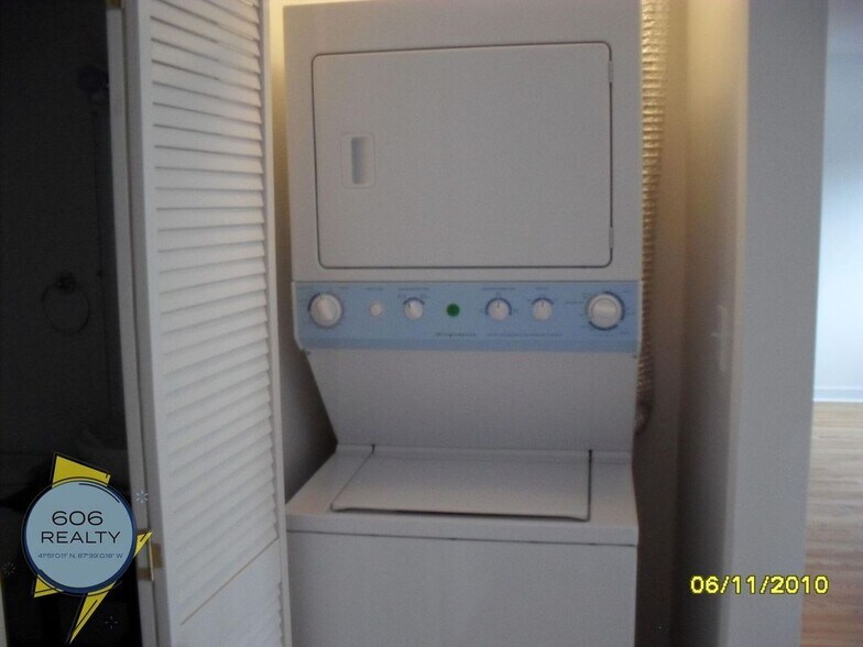 Building Photo - 6954 N Greenview Ave