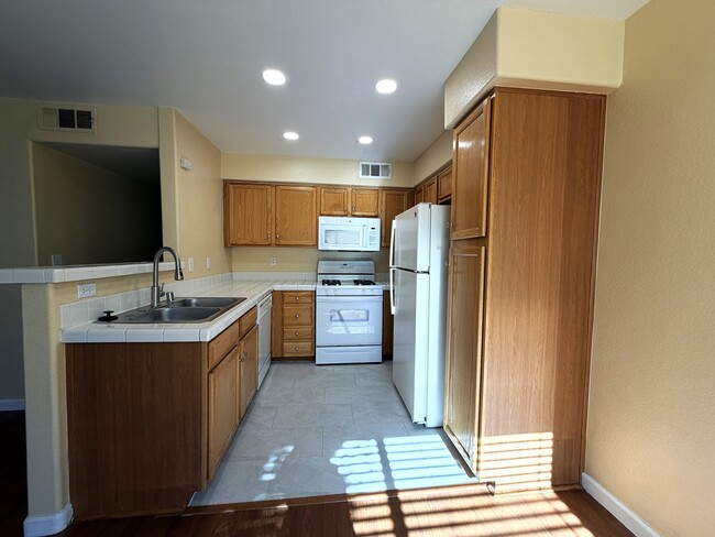 Building Photo - 4955 S Lindell Rd