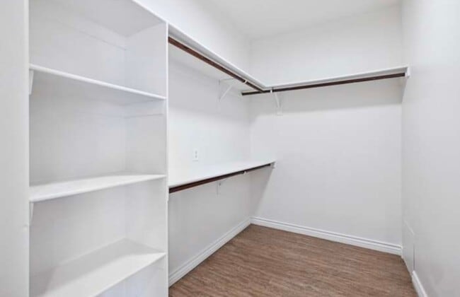 Building Photo - BEAUTIFUL 4 BED 3 BATH UNIT!!!!!