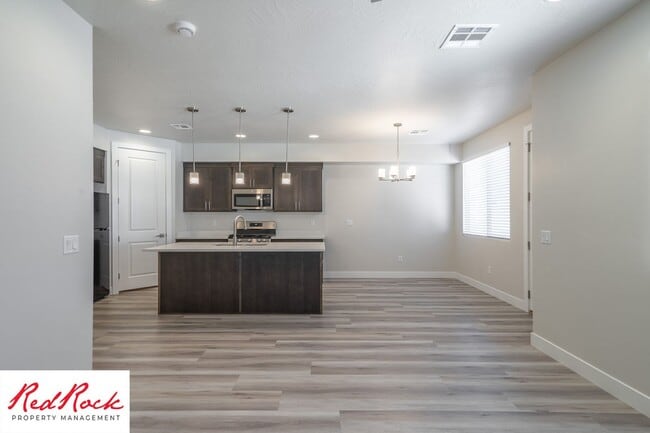 Building Photo - Home in the Heart of Hurricane!