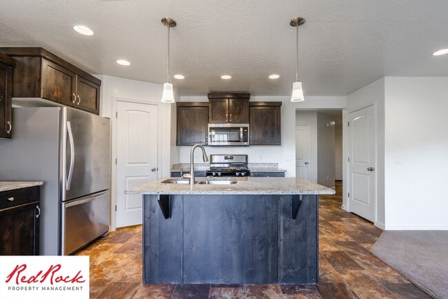 Building Photo - End Unit Fossil Hills Townhome with 3 Beds and 2.5 Baths