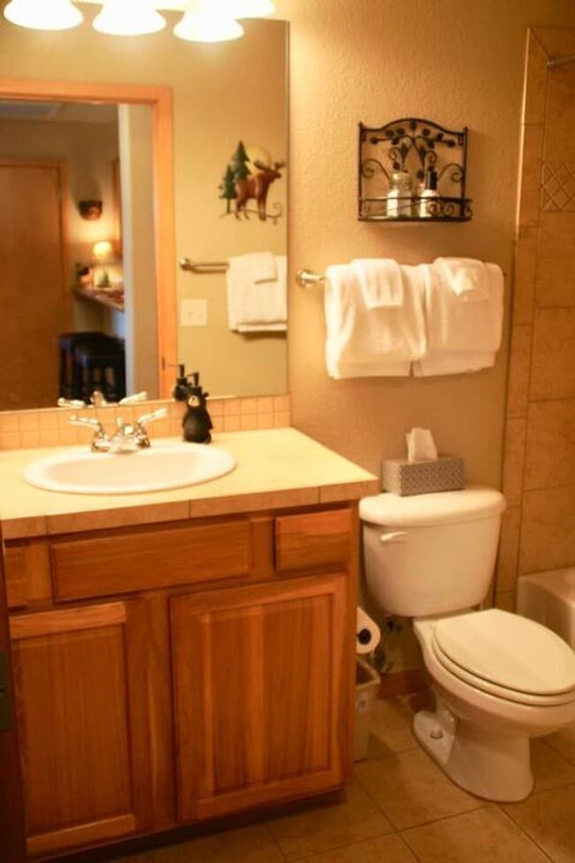 Building Photo - Long Term or Seasonal: Warm inviting condo for your family in the Colorado Rocky Mountains with a...