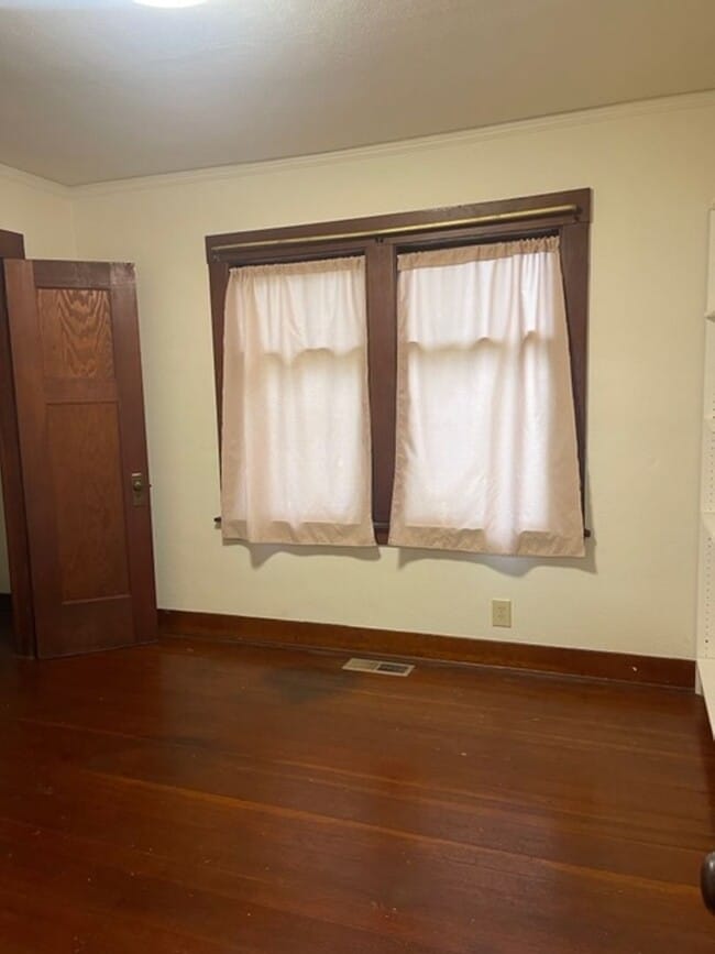 Building Photo - Spacious Craftsman Home